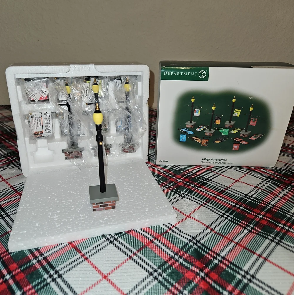 Dept. 56 Seasonal Lamppost Set w/ Interchangeable Banners Village Accessories